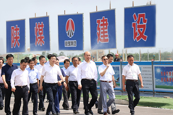 陜西省委副書記、省長(zhǎng)劉國(guó)中一行深入陜煤建設(shè)渭南分公司南京金龍電動(dòng)車項(xiàng)目視察工作