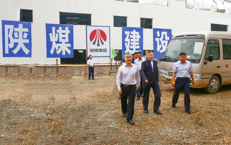 陜西省國(guó)資委黨委書記鄒展業(yè)、黨委副書記郁偉、陜煤集團(tuán)黨委書記、董事長(zhǎng)楊照乾一行慰問(wèn)陜煤建設(shè)天工公司項(xiàng)目部