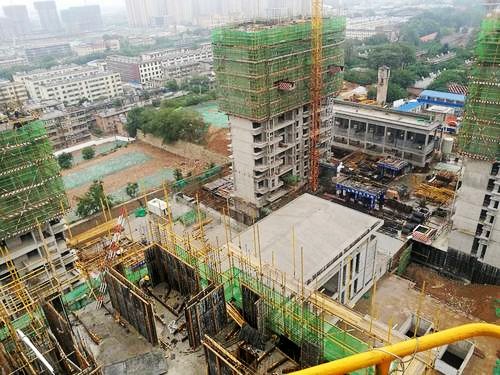 陜煤建設(shè)渭南分公司第五項目部承建的禮悅閣精品住宅小區(qū)1#2#主體順利封頂