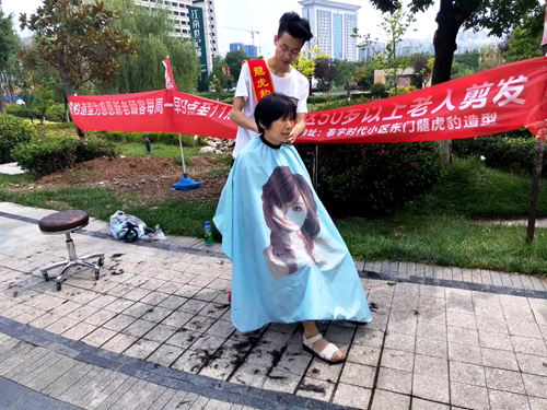 陜煤建設(shè)公司：社區(qū)來了義務(wù)理發(fā)隊　免費理發(fā)暖人心