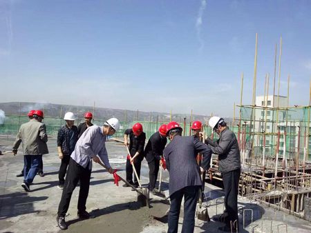 陜煤建設項目開發(fā)公司第十一項目部神木住宅小區(qū)B區(qū)26#住宅樓主體結(jié)構(gòu)順利封頂