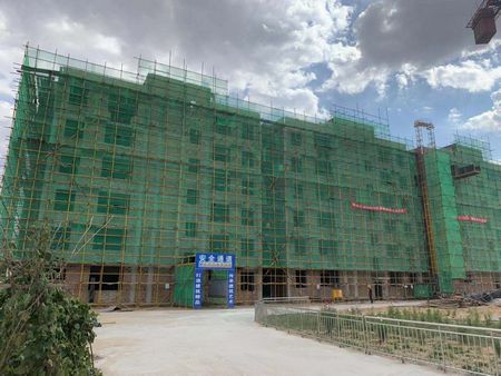 陜煤建設(shè)天工公司土建十七部承建的小保當管理及技術(shù)人員1#、2#公寓樓順利封頂