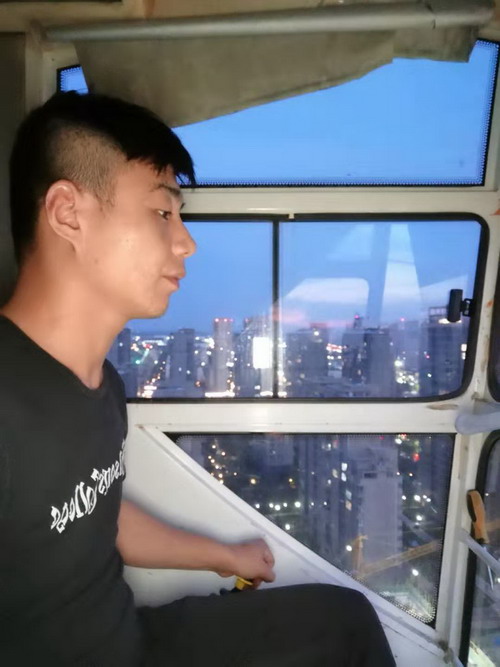 塔吊司機(jī)的“高空世界”