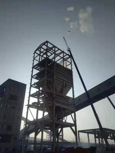 陜煤建設(shè)韓城分公司神木燕家塔煤炭物資集運(yùn)公司裝車(chē)站工程順利封頂