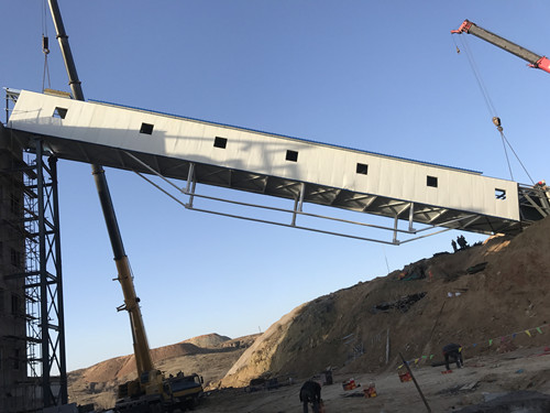 陜煤建設(shè)天工公司土建一部沙梁煤礦鍋爐房上煤棧橋鋼桁架吊裝完成