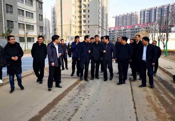 銅川礦業(yè)公司黨委書記、執(zhí)行董事劉水利一行蒞臨銅煤1#、2#住宅小區(qū)現(xiàn)場調(diào)研指導(dǎo)工作