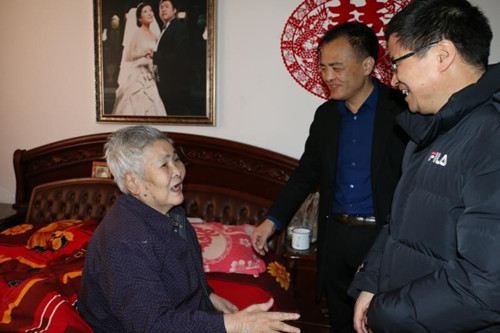 陜煤建設機電安裝公司春節(jié)前夕走訪慰問退休職工家庭