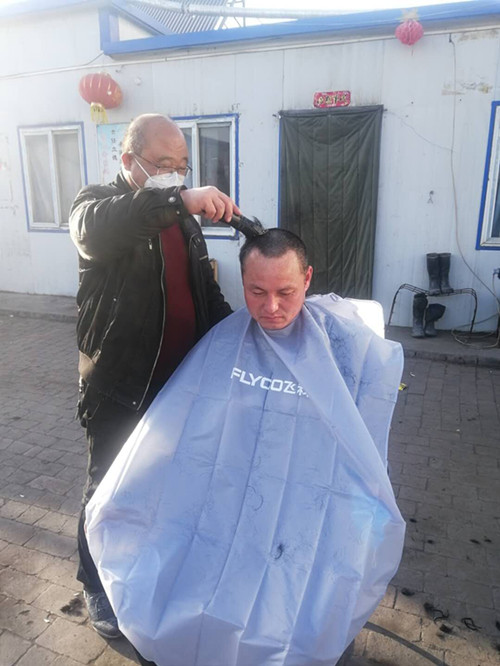 陜煤建設機電安裝公司小保當項目部關愛職工從“頭”開始