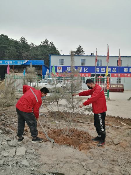 陜煤建設(shè)礦建二公司建莊項目部開展“植樹抗疫、青年先行”植樹活動