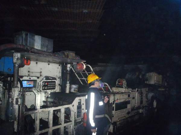 陜煤建設(shè)掘進(jìn)公司：14部系統(tǒng)！8000米運(yùn)距！鐵軍再次攻堅(jiān)克難