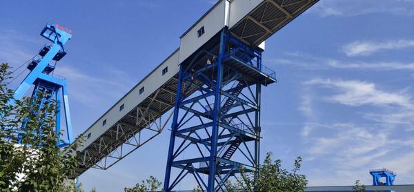 陜煤建設(shè)洗選煤運營公司安裝第二項目部山陽煤礦棧橋鋼架支腿除銹刷漆進行時