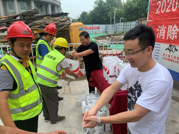 智慧泊車公司：夏日送清涼，關(guān)愛系深情