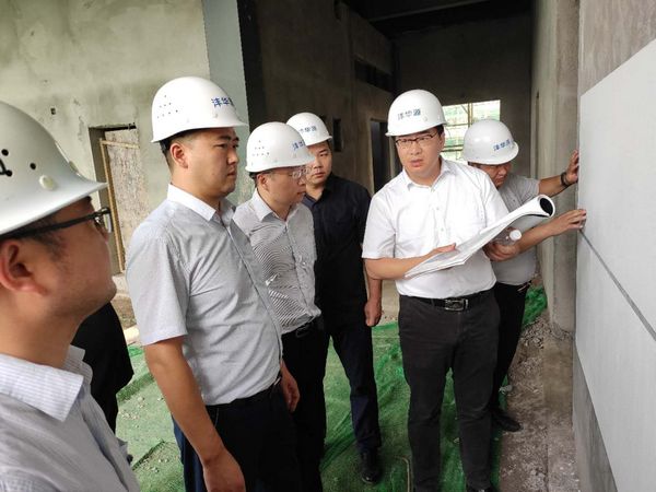 西安灃東國際車城發(fā)展有限公司總經(jīng)理王濤深入陜煤建設(shè)天工公司施工現(xiàn)場慰問指導(dǎo)工作