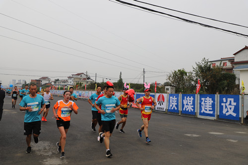 漢中市第二屆迎國慶全民健身環(huán)城跑在陜煤建設(shè)漢中分公司承建的金華路成功舉辦