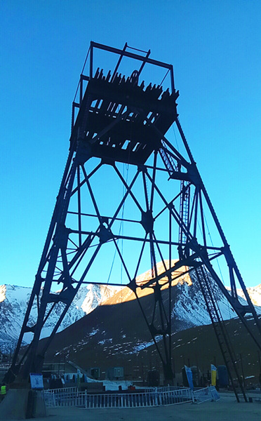 陜煤建設(shè)礦建三公司天山項(xiàng)目部Ⅵ型井架安裝工作圓滿完成