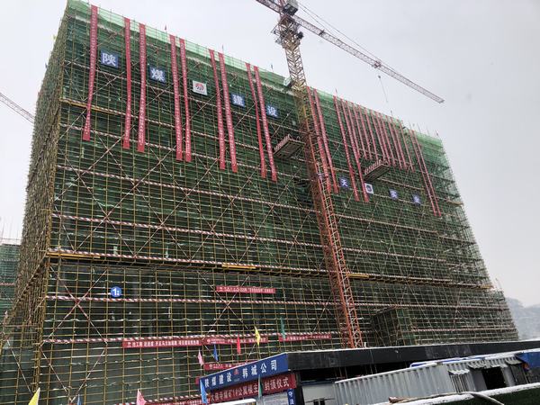 陜煤建設(shè)韓城分公司承建的彬長(zhǎng)大佛寺礦新增生產(chǎn)生活設(shè)施1#職工宿舍工程順利封頂