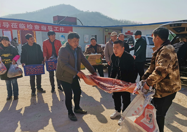 陜煤建設(shè)礦建三公司大年初一送“福”到工地！