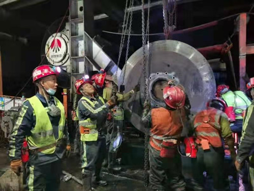 陜煤建設(shè)機(jī)電安裝公司小保當(dāng)項(xiàng)目部順利更換大巷驅(qū)動(dòng)滾筒