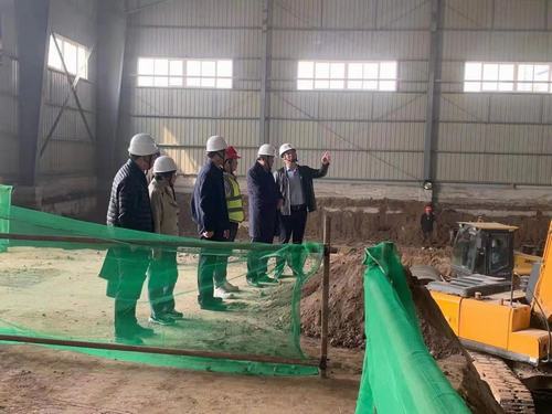陜西生態(tài)水泥股份有限公司副總經(jīng)理時(shí)啟林蒞臨由陜煤建設(shè)咸陽(yáng)分公司承建的智能機(jī)器人及5G生產(chǎn)線技改項(xiàng)目檢查指導(dǎo)工作
