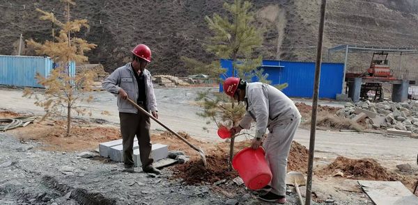 陜煤建設(shè)天工公司安裝三部開展“綠色施工、美化家園”義務(wù)植樹活動