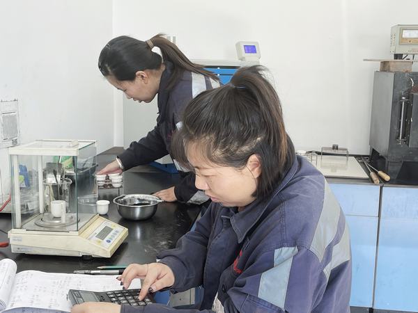 紅粉不嫌靛衣染，精測細(xì)析黑金成