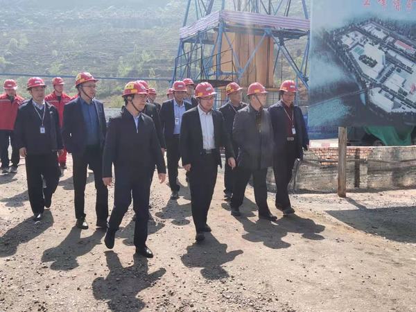 陜煤集團(tuán)領(lǐng)導(dǎo)一行蒞臨陜煤建設(shè)礦建二公司王峰項(xiàng)目部調(diào)研指導(dǎo)工作
