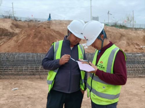 五一節(jié)日堅(jiān)守一線的銅煤青年