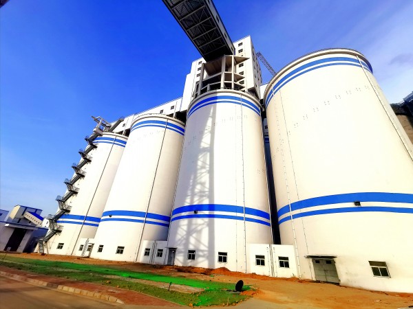 同舟共濟(jì)揚(yáng)帆起，乘風(fēng)破浪萬里航