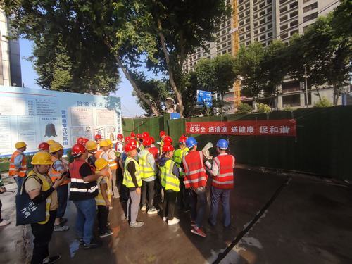 陜煤建設(shè)銅煤第二項目部開展為一線工人“送安全、送清涼、送健康、促和諧”活動