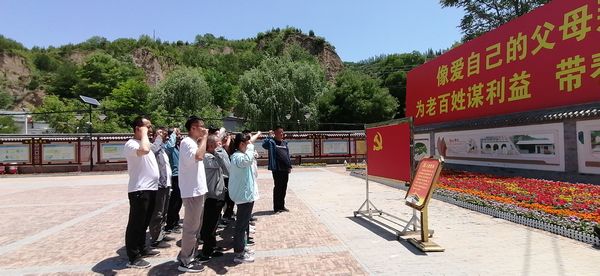 陜煤建設(shè)天工公司安裝三部黨支部開展“走進(jìn)梁家河，接受紅色教育”主題黨日活動