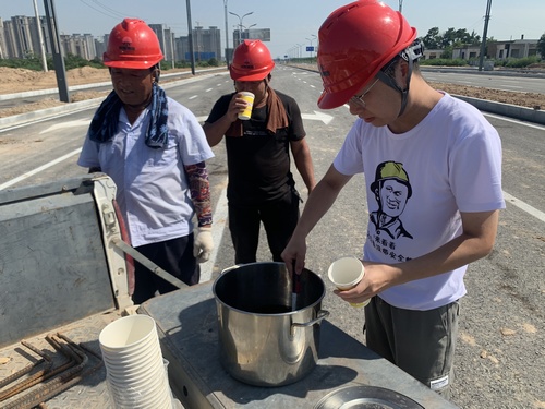 陜煤建設(shè)路橋分公司各基層項目開展“送清涼”活動