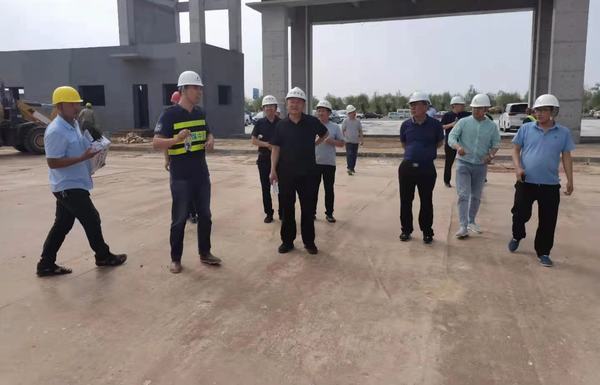 榆林市住建局局長(zhǎng)雷亞成蒞臨榆林公司承建的榆林市民兵訓(xùn)練基地項(xiàng)目檢查指導(dǎo)工作