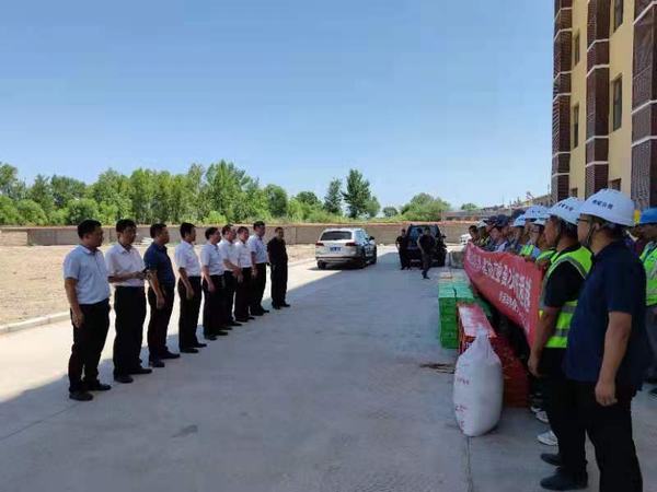 靖神鐵路公司黨委副書(shū)記、董事長(zhǎng)陳俊濤為陜煤建設(shè)銅煤公司第八項(xiàng)目部靖神鐵路孟家灣機(jī)輛中心項(xiàng)目干部職工等送清涼