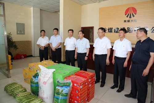 陜西靖神鐵路公司董事長(zhǎng)陳俊濤一行蒞臨陜煤建設(shè)路橋分公司靖神鐵路項(xiàng)目開(kāi)展“送清涼”慰問(wèn)
