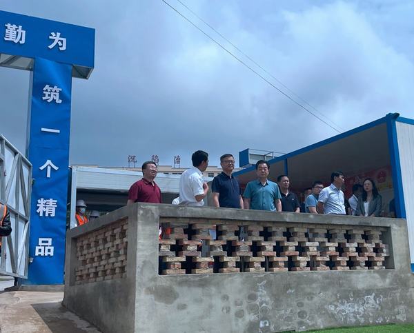 陜煤集團總經(jīng)理助理、戰(zhàn)略規(guī)劃委主任宋世杰一行蒞臨陜煤建設(shè)銅煤公司承建的王石凹游客服務(wù)中心項目檢查指導(dǎo)工作