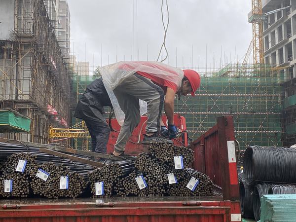 陜煤建設(shè)韓城分公司土建二項目部：趕工期搶進度 雨中建設(shè)不停步