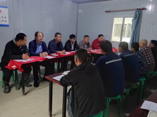 陜煤建設(shè)礦建二公司多項(xiàng)目部開(kāi)展“百日安全”活動(dòng)