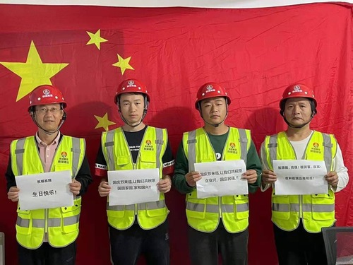 我和國旗合個(gè)影，曬出濃濃愛國情！