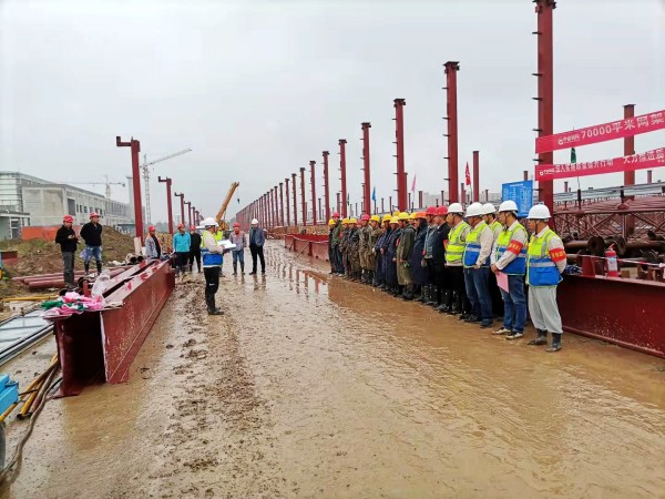 陜煤建設(shè)渭南分公司承建的南京金龍純電動(dòng)商用車(chē)建設(shè)項(xiàng)目總裝車(chē)間7萬(wàn)平米超危大網(wǎng)架工程順利頂升