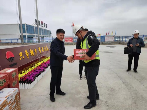 陜西智能煤炭物流有限公司執(zhí)行董事張軍榮慰問陜煤建設(shè)路橋分公司榆陽煤炭物流園區(qū)項(xiàng)目一線職工
