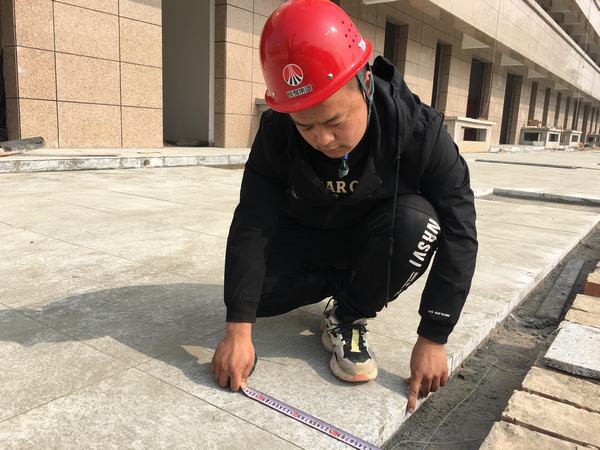 奉獻(xiàn)不言苦，追求無(wú)止境