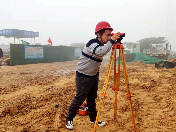 在建設(shè)工地書(shū)寫(xiě)奮斗青春的“90后”