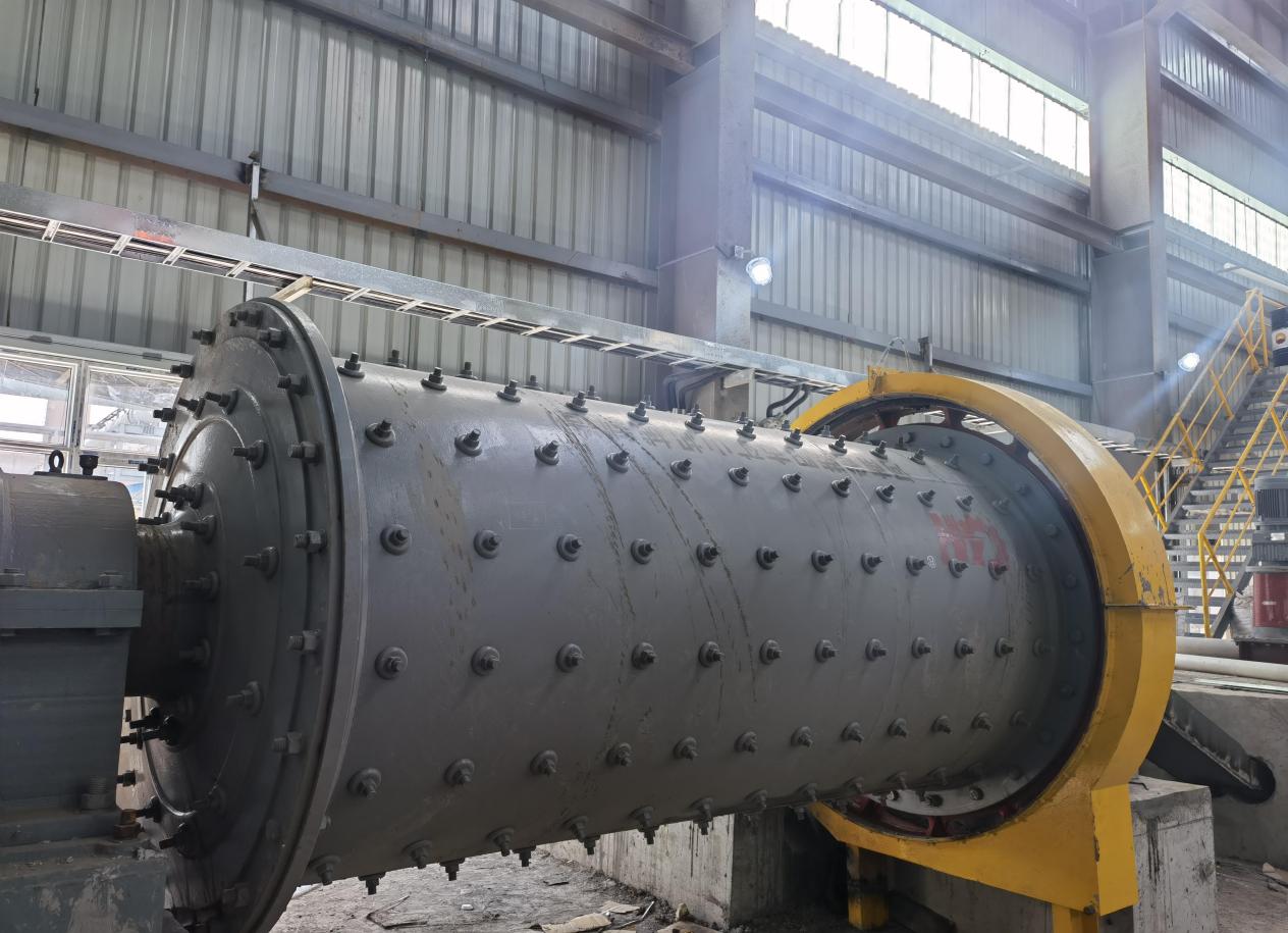 陜煤建設(shè)漢中分公司承建龍鋼集團(tuán)燒結(jié)機(jī)頭電除塵項(xiàng)目清洗車間球磨機(jī)設(shè)備試車成功