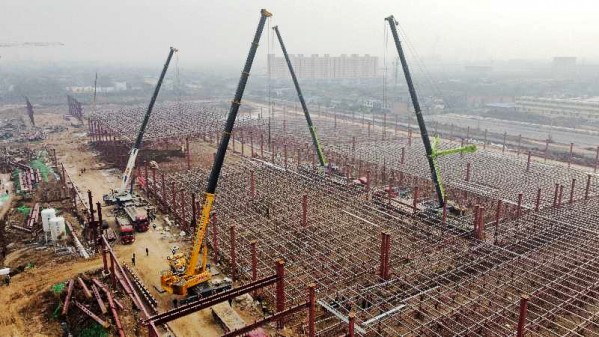 陜煤建設(shè)渭南分公司南京金龍電動(dòng)商用車建設(shè)項(xiàng)目總裝車間五、六區(qū)網(wǎng)架頂升工程順利吊裝完成