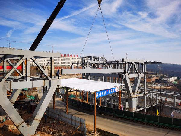 陜煤建設(shè)銅煤公司第三項(xiàng)目部承建的王石凹工業(yè)遺址項(xiàng)目游客服務(wù)中心跨縣道廊橋順利合攏