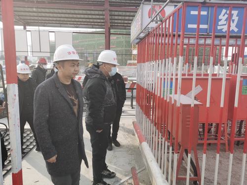 張掖市經(jīng)開區(qū)住建局、質(zhì)檢站領(lǐng)導(dǎo)蒞臨張掖潤泉瑞苑項(xiàng)目部檢查指導(dǎo)工作