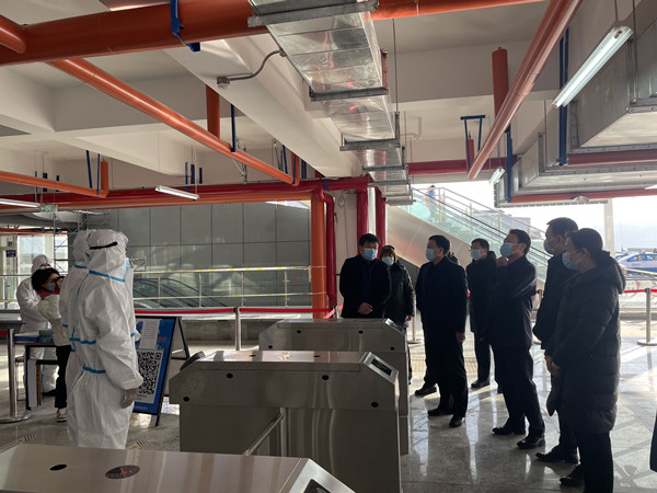 彬州市委書記王宏志、市長陳加寶一行蒞臨銀西高鐵彬州東站前廣場項目指導疫情防控工作