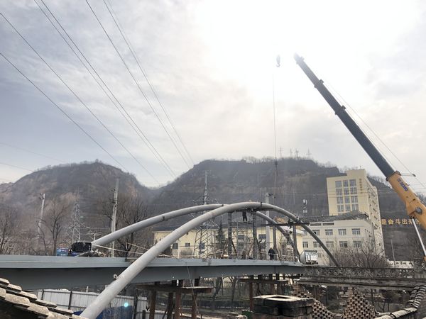 陜煤建設天工公司土建七部承建的彬長大佛寺煤礦人行天橋工程實現(xiàn)混凝土澆筑一次性完成
