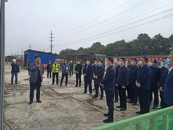 涇陽(yáng)縣縣委書(shū)記拓巍峰、縣長(zhǎng)郝瑞耀一行蒞臨陜煤建設(shè)咸陽(yáng)分公司涇陽(yáng)縣西城保障房項(xiàng)目觀摩調(diào)研