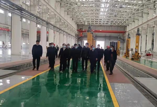 陜煤集團(tuán)陜西鐵路物流集團(tuán)黨委書(shū)記、董事長(zhǎng)趙國(guó)智蒞臨靖神鐵路孟家灣站機(jī)輛中心檢查指導(dǎo)工作